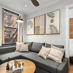 Sleek Manhattan Pad In Prime Location