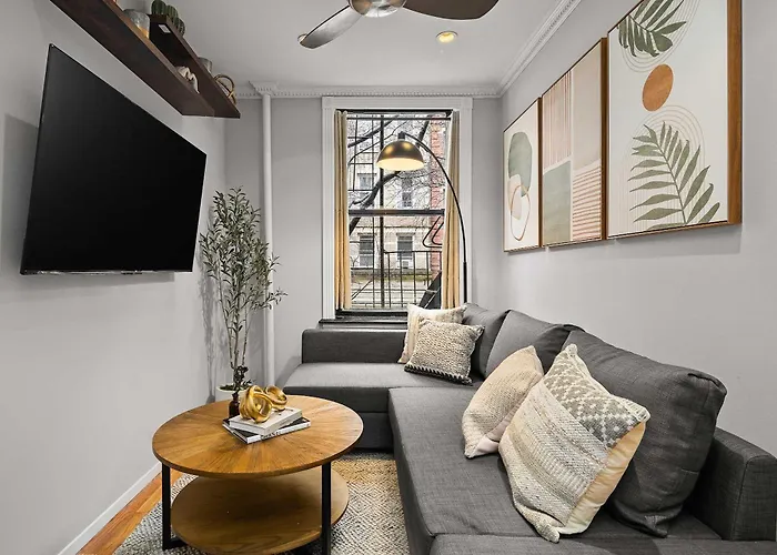 Sleek Manhattan Pad In Prime Location